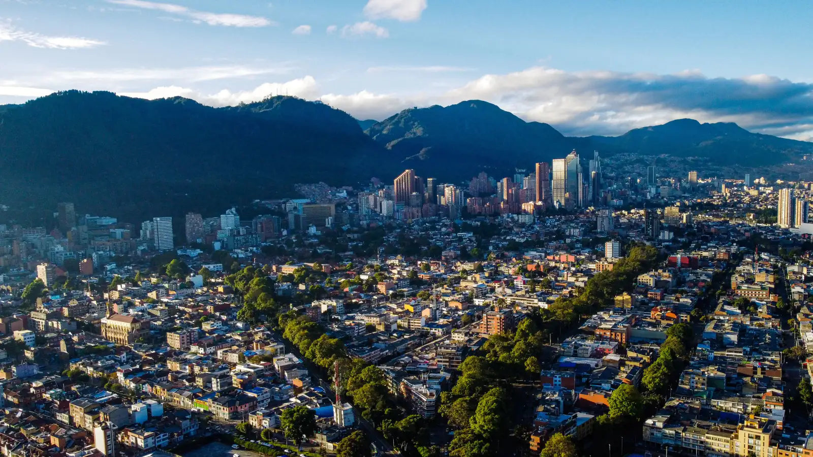 Vista aérea de Bogotá frente a los Cerros Orientales